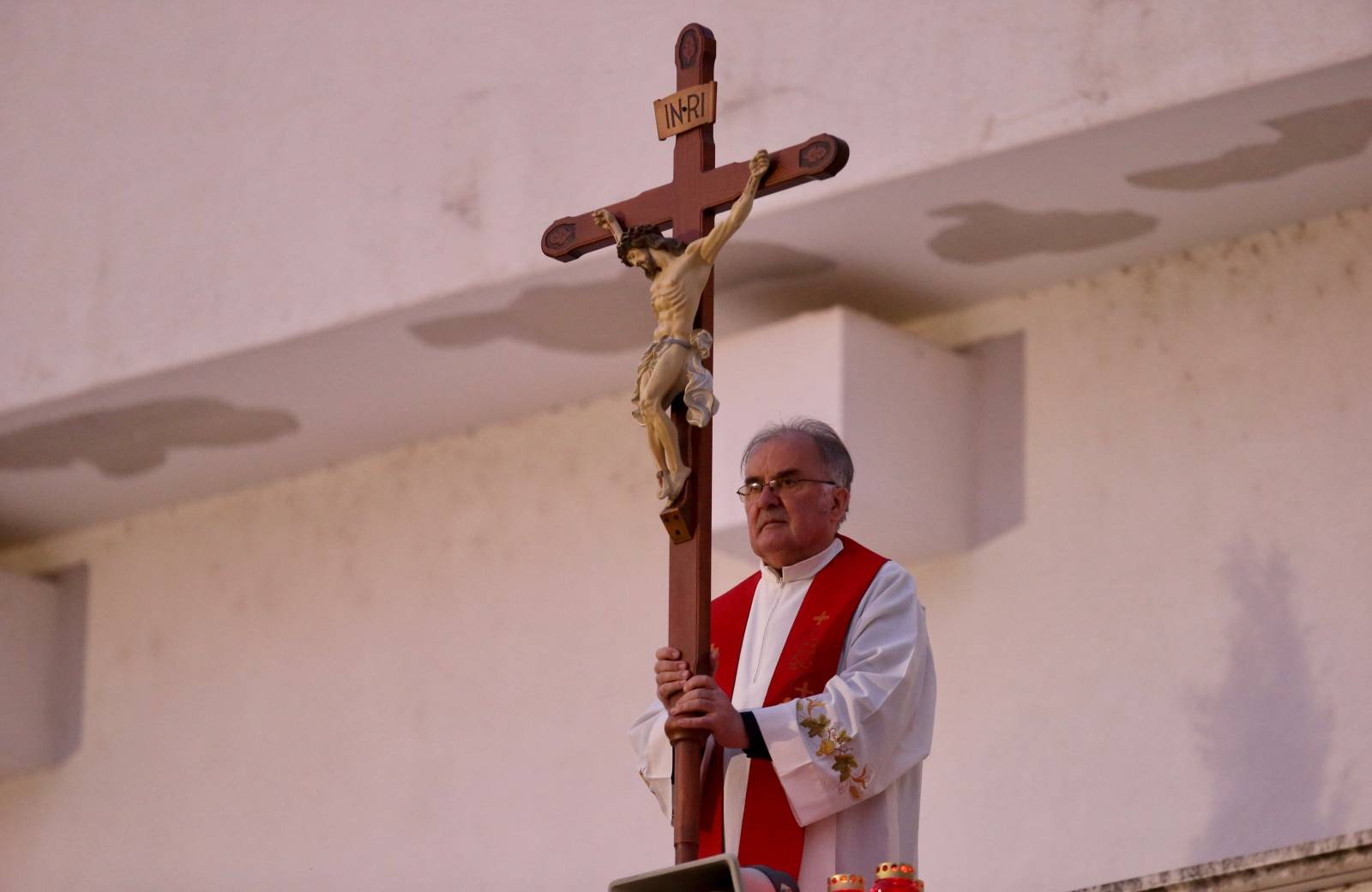 Split: Župnik blagoslovio vjernike s terase crkve