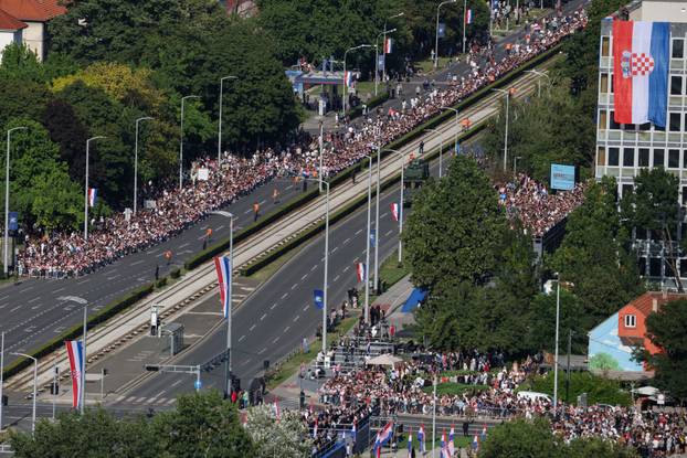 Zagreb: Pogled s visine na svečani vojni mimohod u povodu 30 godina VRO Oluja