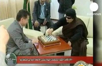 Dok NATO bombardira Libiju, Gadafi i Iljumžinov igraju šah