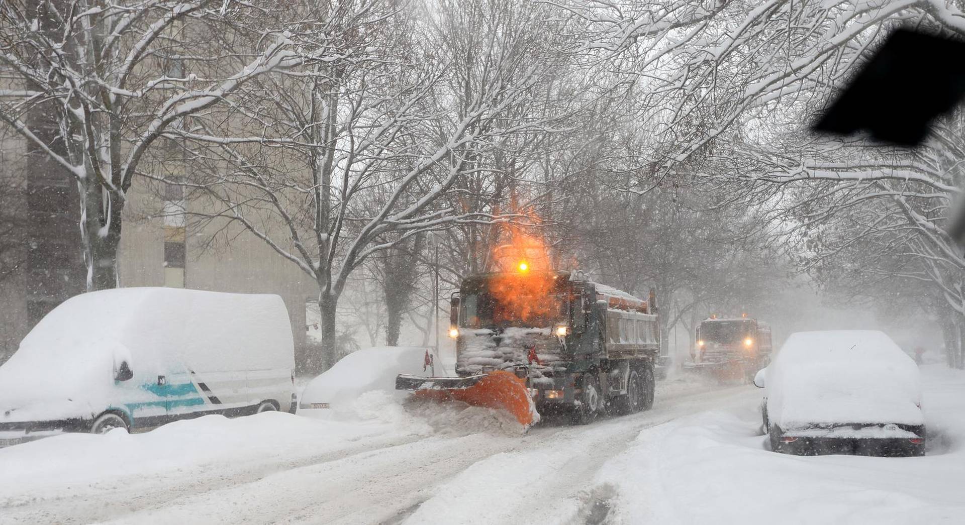 ARHIVA - Zagreb: Ralice ?iste velike koli?ine snjega na gradskim prometnicama