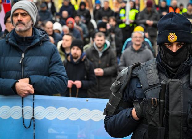 Zagreb: Molitelji i prosvjednici na Trgu bana Jelačića