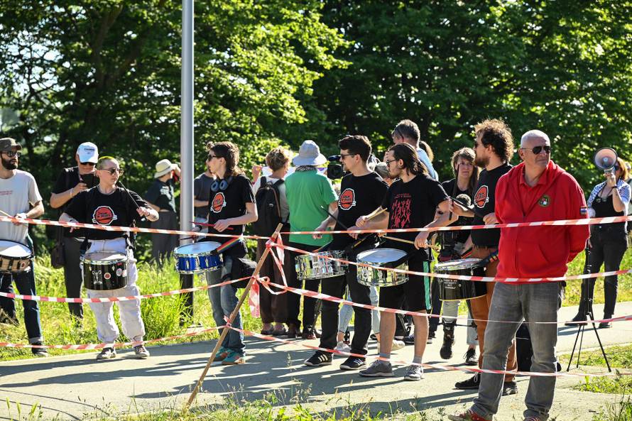 Zagreb: Na nasipu kod Mosta slobode održavaju se Trnjanski kresovi