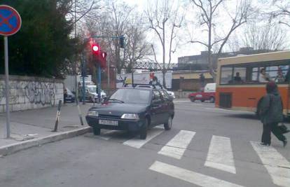 Ostavio auto na zebri kod bolnice nasred raskrižja