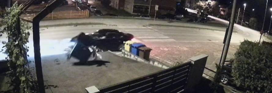 VIDEO divljanja u Karlovcu: Udario je u kontejner, a žena je tamo prošla koju sekundu prije!