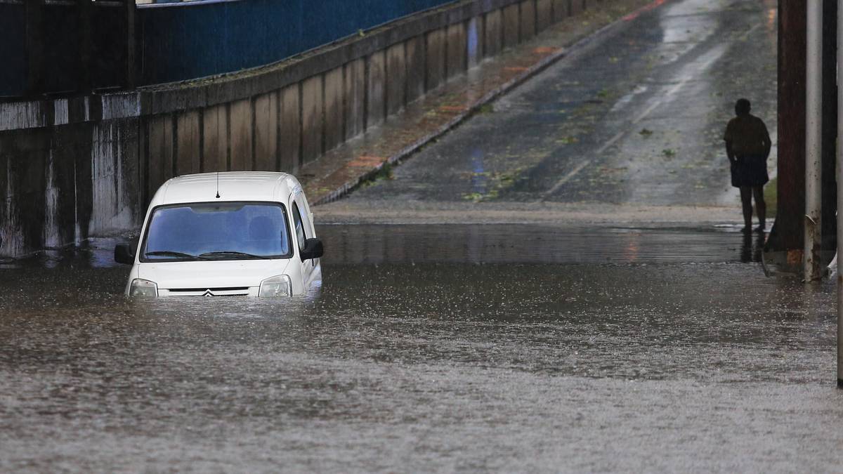 Nevrijeme Rusilo Stabla Nosilo Krovove Kisa Poplavila Ulice 24sata