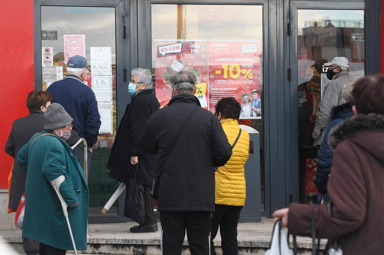 Šibenik: Ispred nekih trgovina već se stvaraju gužve