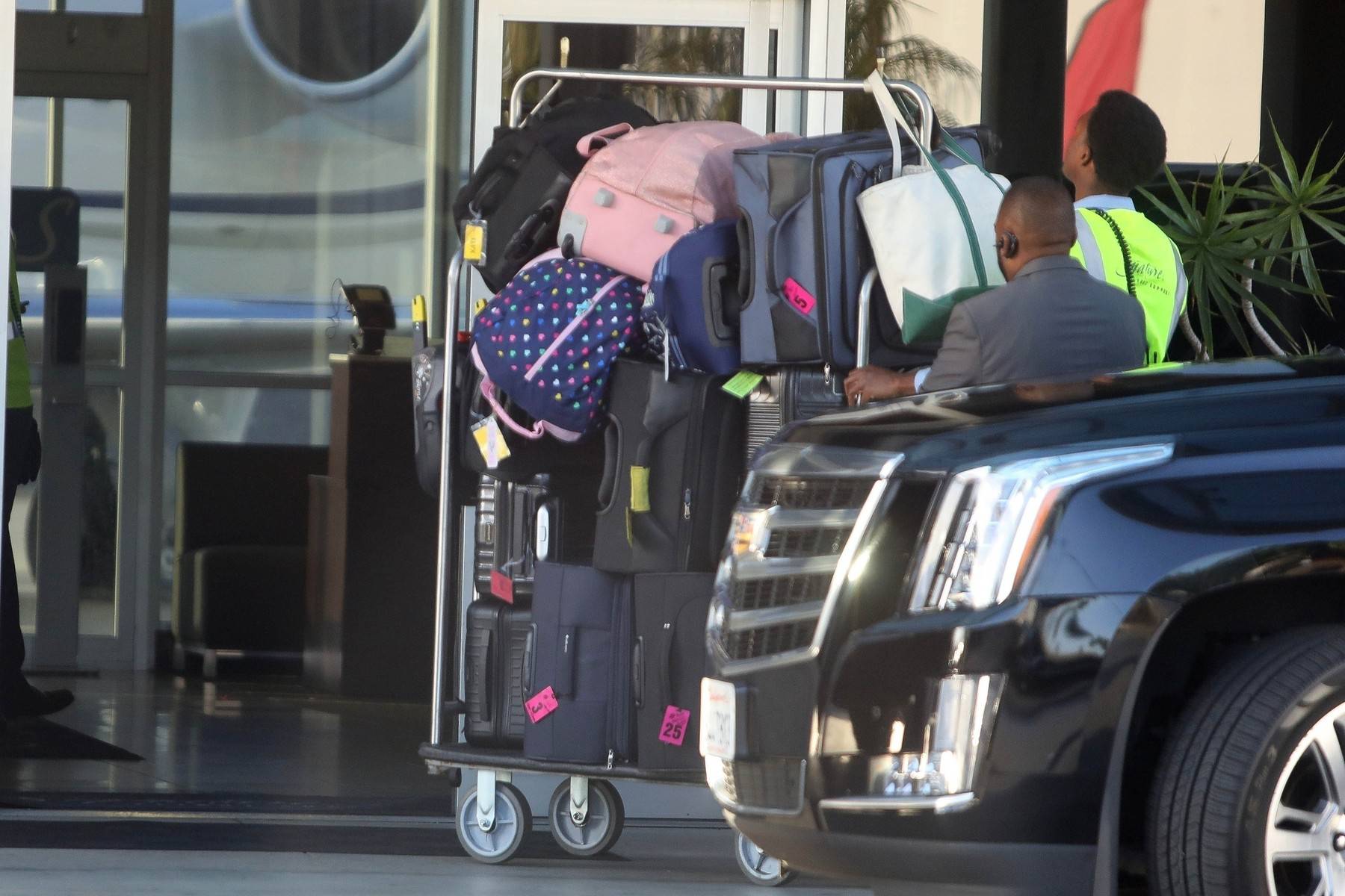 *EXCLUSIVE* Robbie Williams packs 12 suitcases for him and his family for a beach vacation!