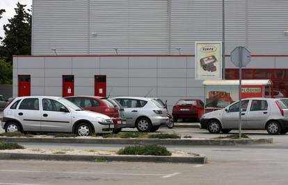 Zadar: Pijani Mađar skakao po autima na parkiralištu
