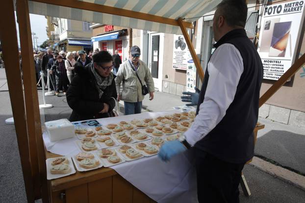 Rijeka: Podjela sendviča sa bakalarom, tunom i lososom na Veliki petak