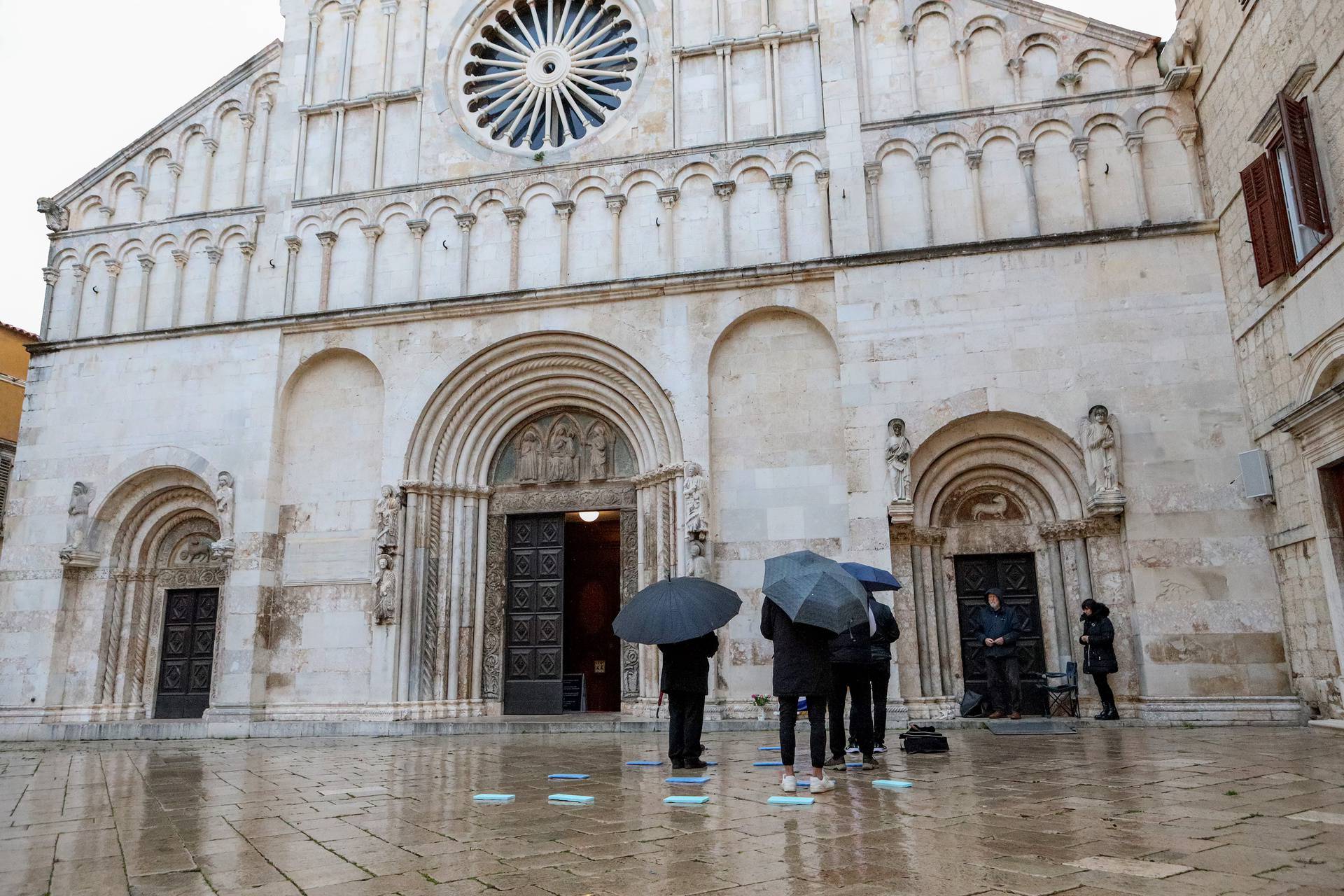 Zadar: Kiša nije smetala moliteljima ispred katedrale Sv. Stošije