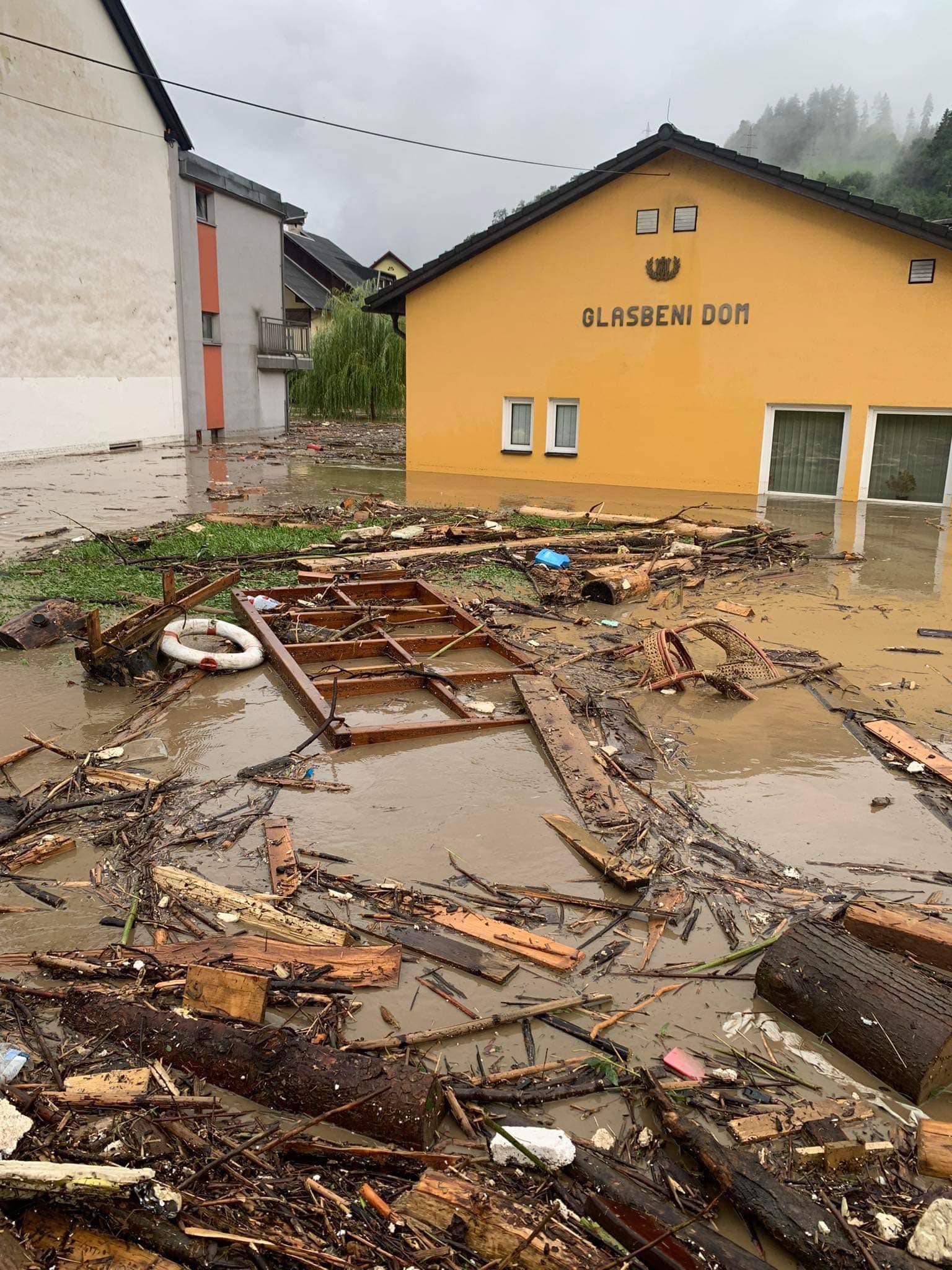 Strašno nevrijeme u susjedstvu:  Jezive scene na ulicama, bujice vode nose sve pred sobom...