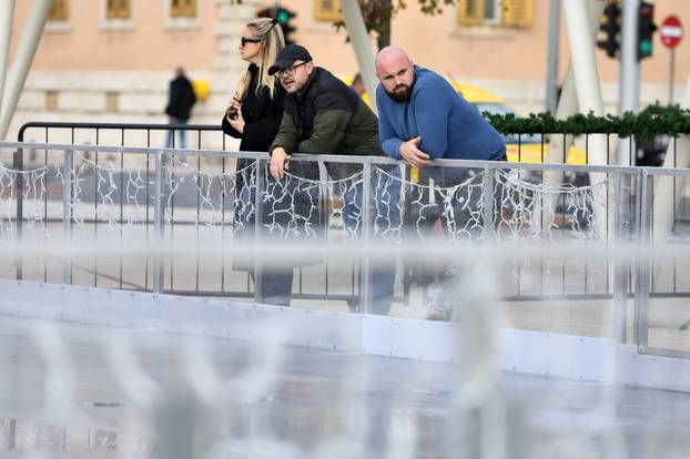 Šibenik: Zapo?eo proces zale?ivanja plohe klizališta