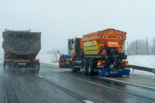 Zimski uvjeti na A1 između čvora Perušić i čvora Gospić
