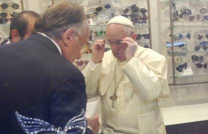 'Ulovili' ga kod optičara: Papa sat vremena probavao naočale