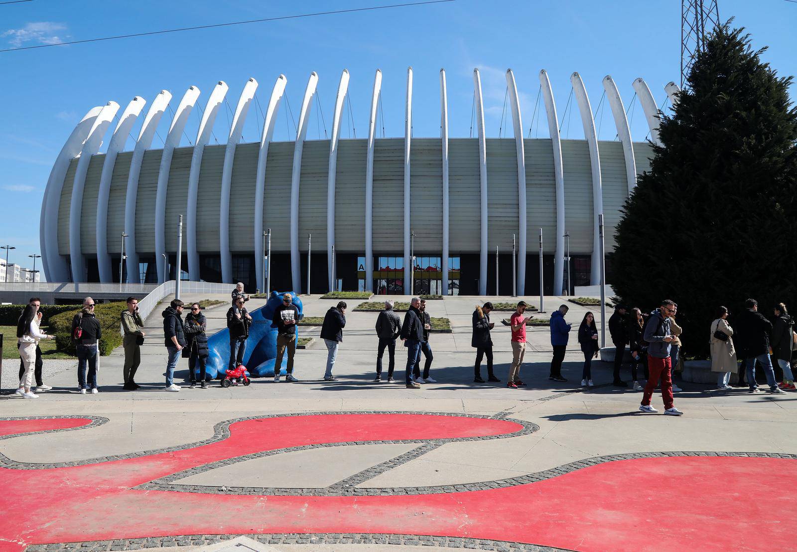 Brojni građani iskoristili lijepo vrijeme čekaujući u redu da posjete novootvorenu iStyle poslovnicu u Arena Centru 