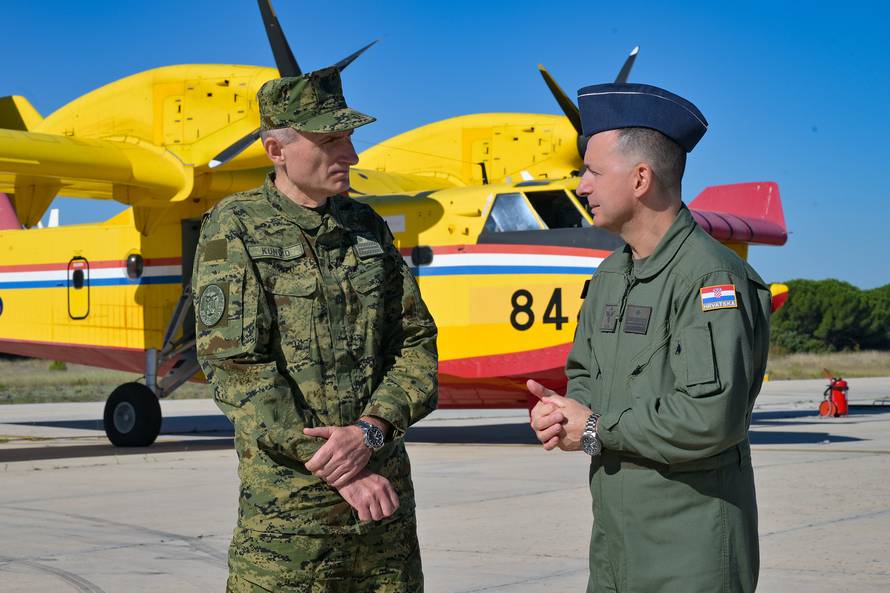 Hrvatske vojne protupožarne pilote pohvalili NATO i EU