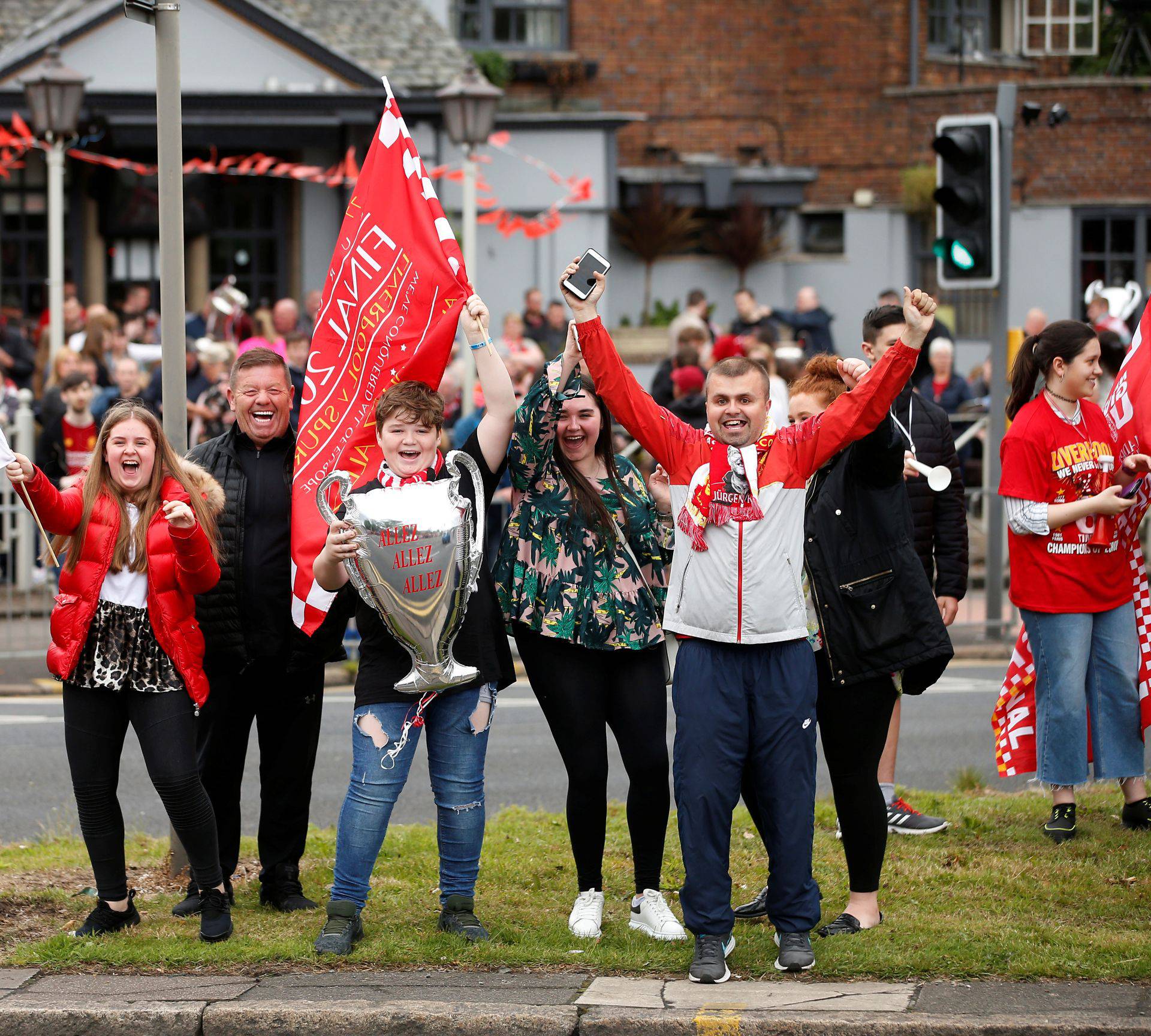 Šampion Liverpool došao kući, spektakularna parada u gradu