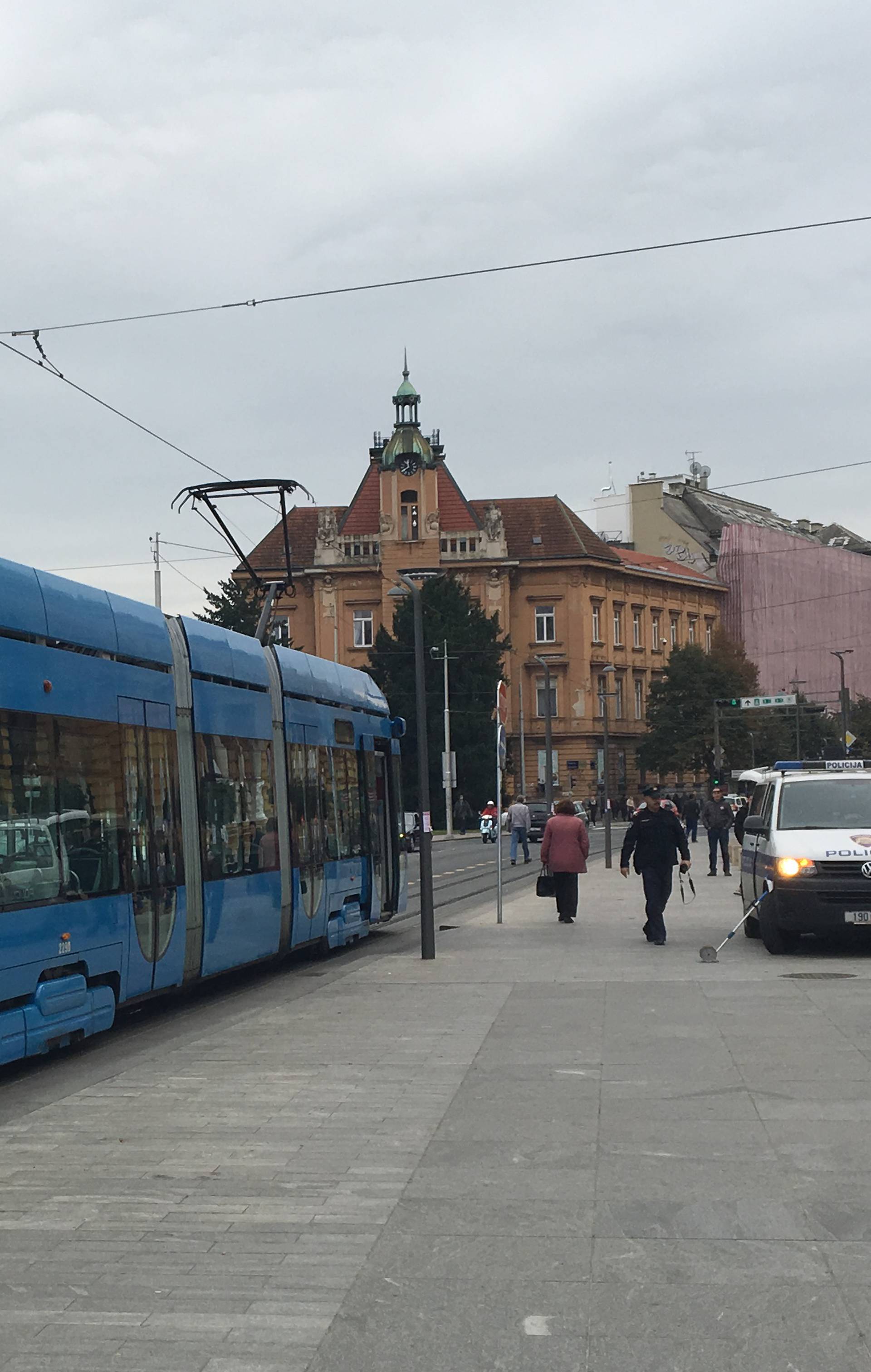 Nesreća u Zagrebu: Djevojka se spotaknula i pala pod tramvaj