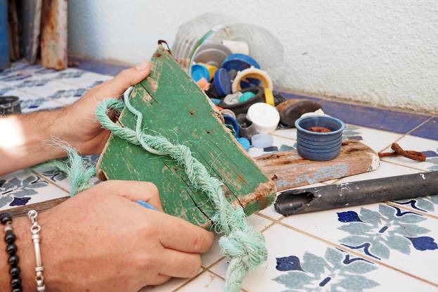 FOTO Talijan od smeća sa Silbe izrađuje prava umjetnička djela