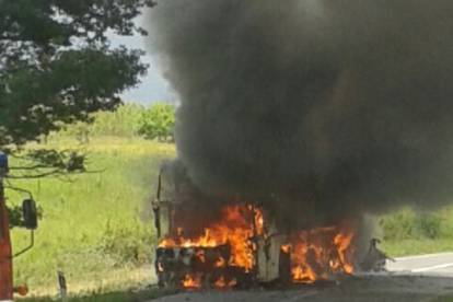 Usred vožnje planuo autobus: Svi putnici su se uspjeli spasiti