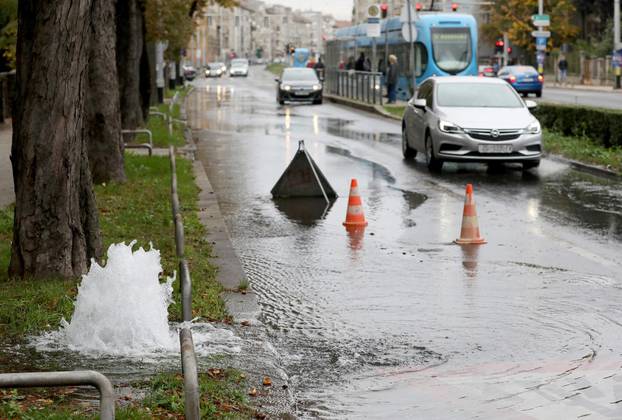 Zagreb: Zbog puknuća cijevi poplavljen dio Zvonimirove ulice