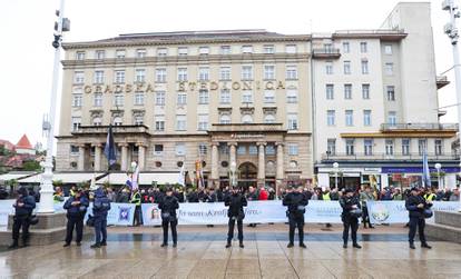 FOTO Muškarci mole za čednost i predbračnu čistoću. Dočekali ih transparenti: Oprez, mizoginija!