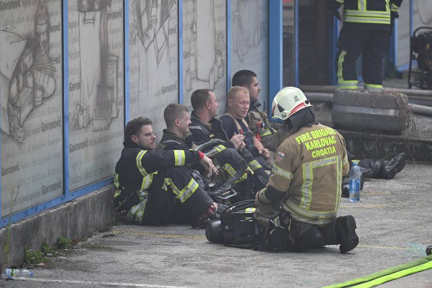 Požar u Karlovcu lokaliziran, građanima stiglo SRUUK upozorenje