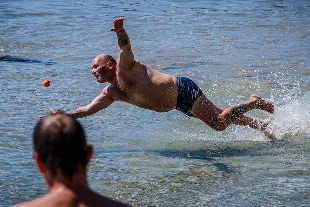 Splićani zaigrali picigin na Bačvicama 