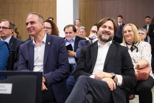 Dobro raspoložen Tomislav Ćorić na tribini Može li Hrvatska mladima osigurati priuštivo stanovanje?"