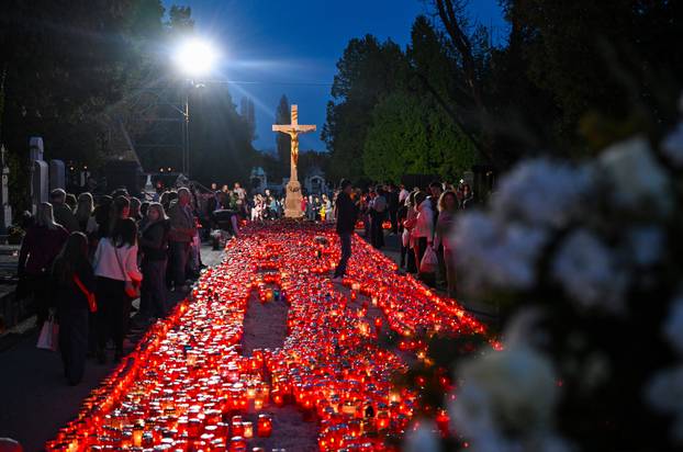 Paljenje svijeća na gradskom groblju Mirogoj
