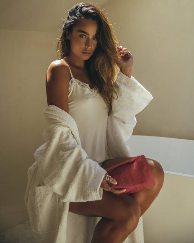 FOTO Zovu je boginjom tangica: 'Ovo je najbolja guza interneta'