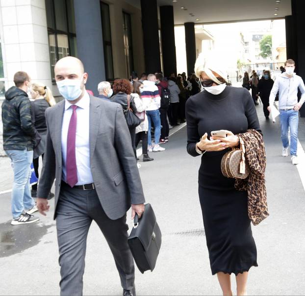 Jelena Karleusa in front of the First Basic Court in Belgrade.Jelena Karlusa ispred Prvog osnovnog suda u Beogradu.