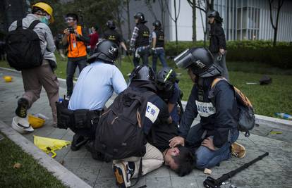 Ulice Hong Konga u suzavcu: Komunizam je u problemima?