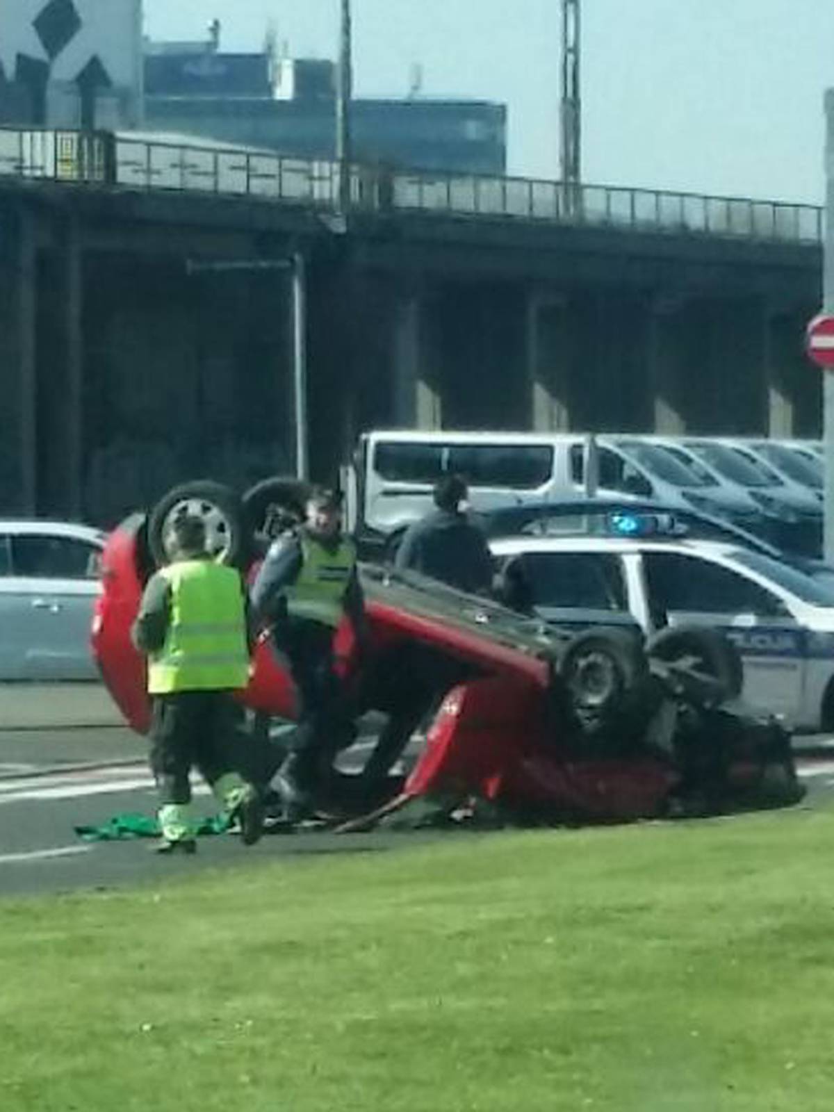 Auto se u sudaru prevrnuo na krov, jedna osoba je ozlijeđena