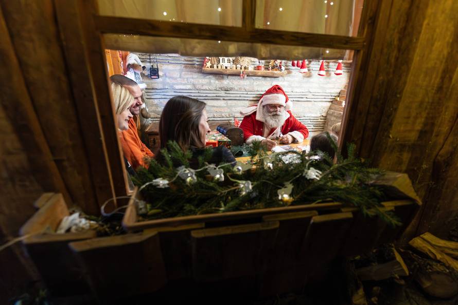 U jednoj kući u Čepinu božićna čarolija postaje stvarnost, a za sve su zaslužni Djedica Željko i Baka Mrazica Zdenka