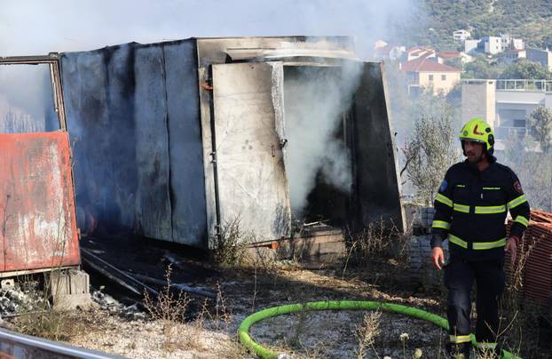 Požar u Vinišću stavljen pod kontrolu, policija istražuje uzrok