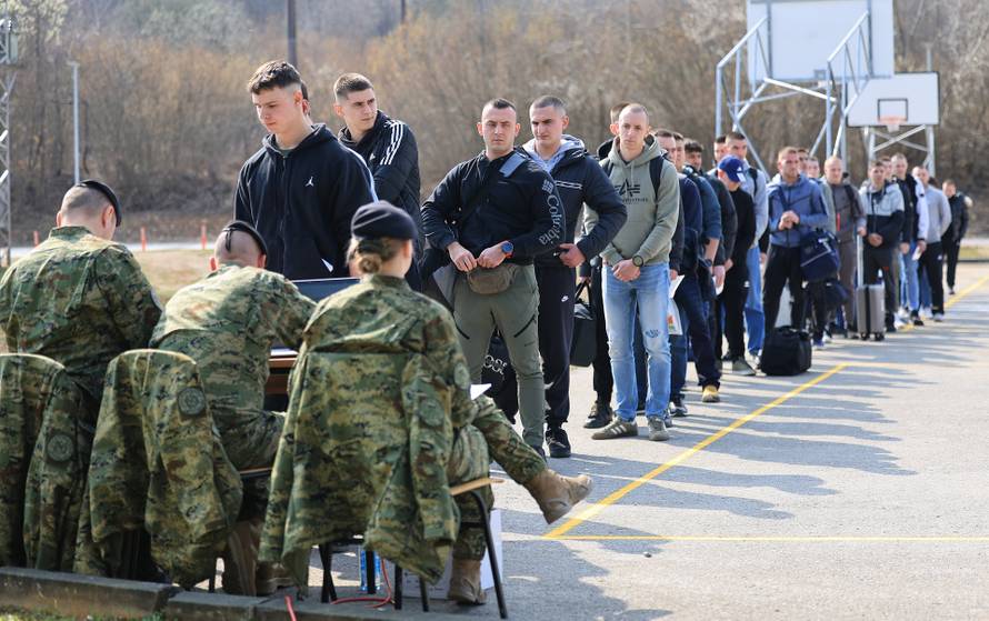 Ministar Anušić i general Kundid na prvom danu TVO-a na Slunju