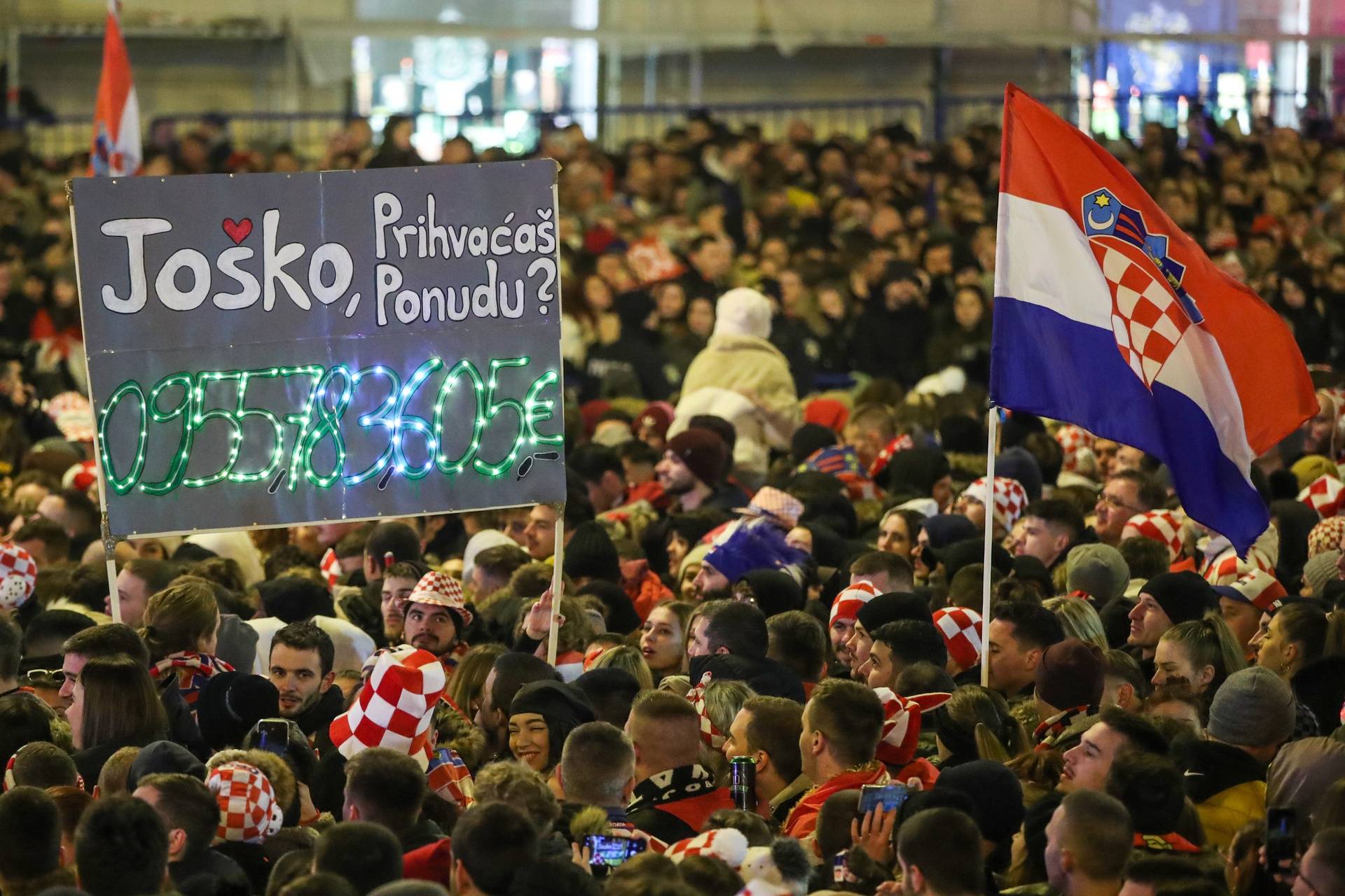 Prava ludnica vlada na Jelačićevom trgu, Vatreni krenuli prema Trgu