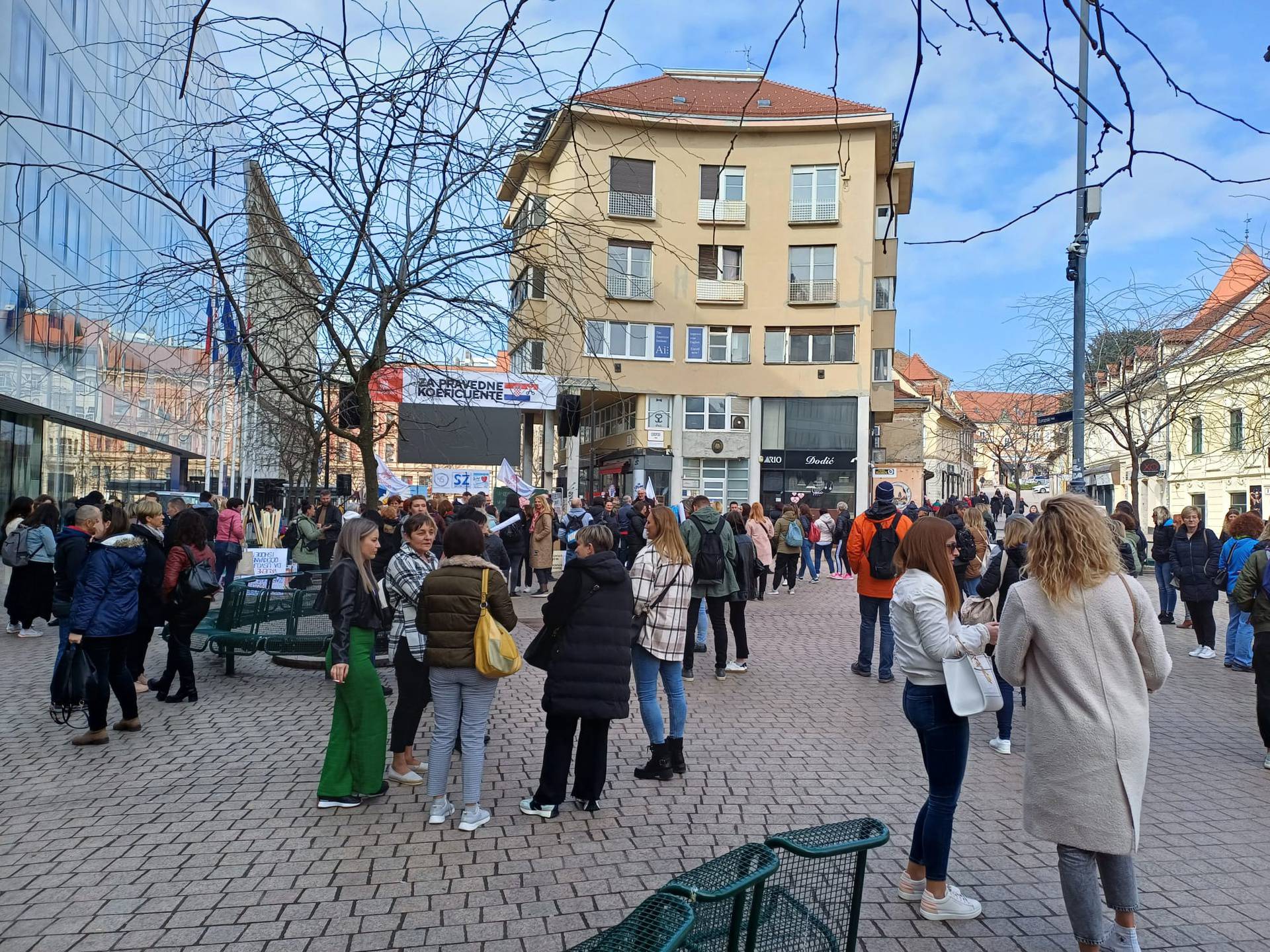 VIDEO Nastavnici nezadovoljni, na Trgu veliki prosvjed pod motom: Mijenjajte koeficijente!