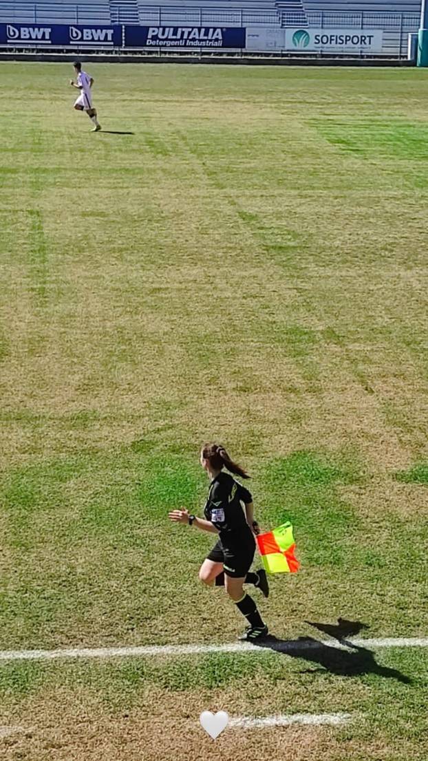 FOTO Zbog nje bi svi u zaleđe. Tange i zastavica su joj rekviziti