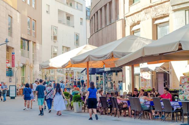 Zagreb,,Croatia,,Aug.,16,,2017:street,With,Restaurants,In,The,Downtown