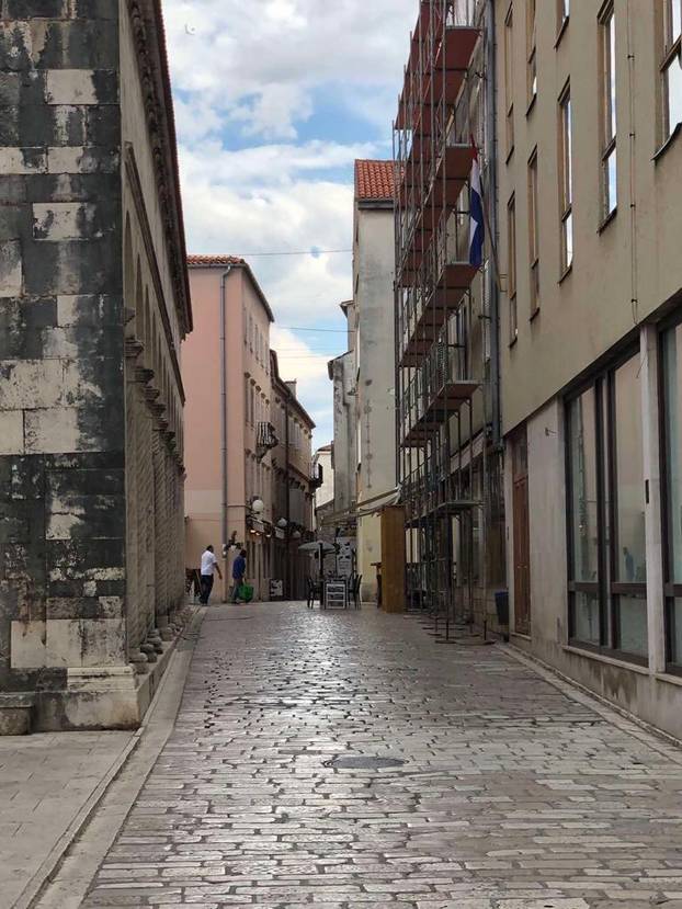 Zadar prošle godine i danas: Zbog korona virusa ulice prazne