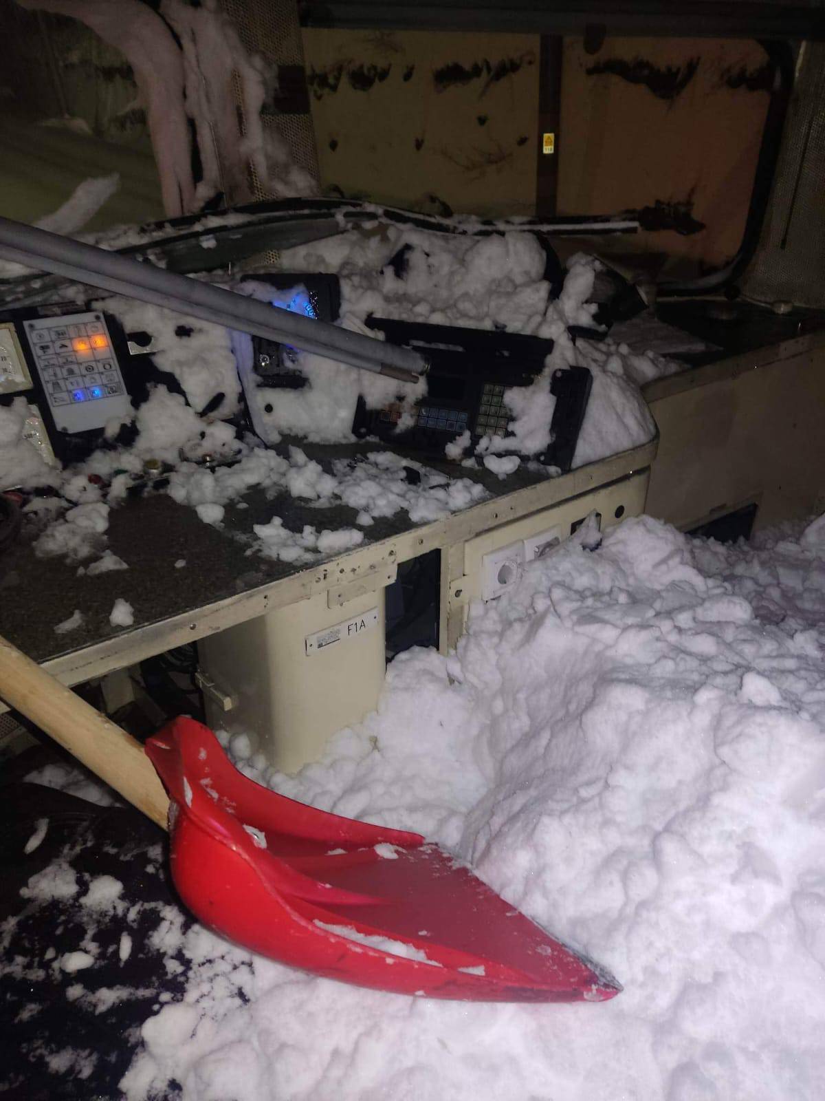 Ekskluzivne fotografije: Vlak kod Delnica naletio na snježni nanos, kabina skroz uništena
