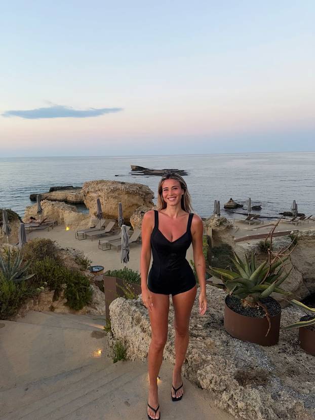 FOTO Ljeto u znaku tangica! Ovako su poznate dame otkrile adute u minijaturnim bikinijima