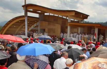 Bleiburg: Brojni mladići nosili ustaška obilježja 