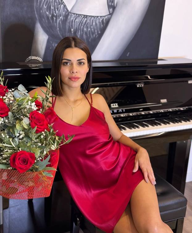 FOTO Zaljubljena je u sebe: 'Dečko mi ne treba, dovoljno mi je pogledati se u ogledalo'