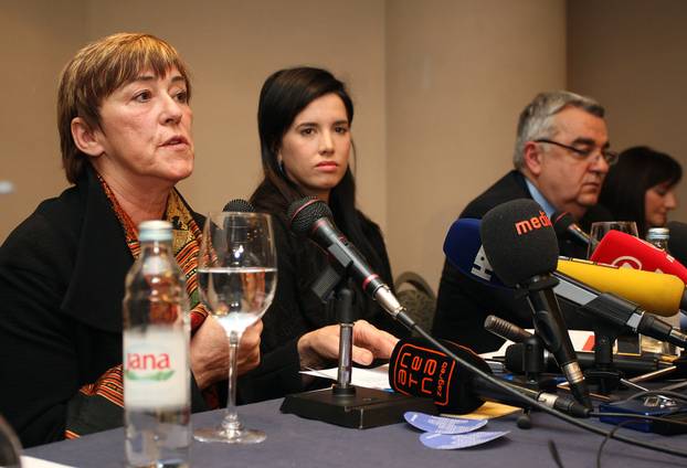 Zagreb: Nives Celzijus na konferenciji za medije zbog književne nagrade "Kiklop" koja joj nije dodiljena - 2008.