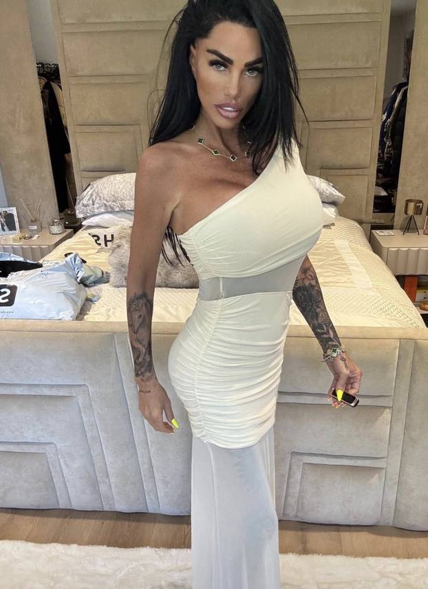 FOTO Sjećate se Katie Price? Evo je opet. Pokrenula 18+ projekt