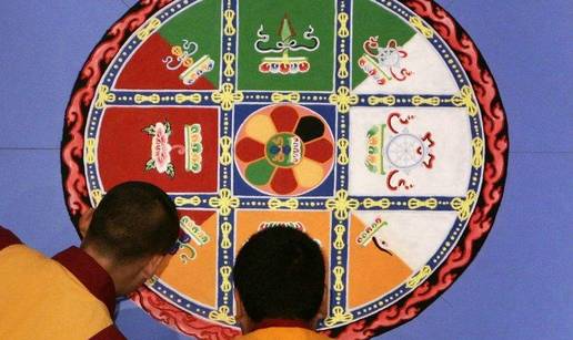 Budisti&ccaron;ki sve&cacute;enici izradili mandalu za mir u svijetu