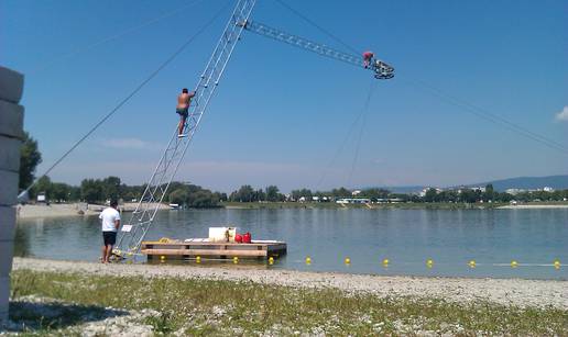 Radnici se popeli na rampu za ski-lift pa su  s njom pali u vodu